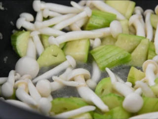 6、天气渐热，来份清爽又下饭的丝瓜烩白玉菇,翻炒稍煮片刻即可出锅。
