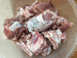 1、了不起的小番茄+番茄山药炖排骨,排骨洗净，用凉水浸泡一会儿