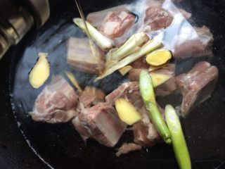 2、了不起的小番茄+番茄山药炖排骨,凉水下锅加入葱姜，料酒焯一下