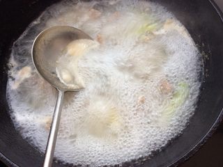 3、了不起的小番茄+番茄山药炖排骨,锅开后，撇去浮沫，捞出排骨，留少许汤