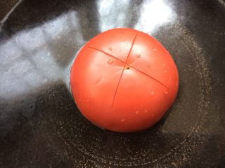 4、了不起的小番茄+番茄山药炖排骨,番茄洗净在面上划十字用开水烫一下去皮，切大块