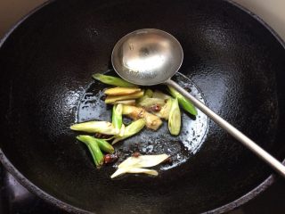 5、了不起的小番茄+番茄山药炖排骨,起锅热油煸香花椒大料，加入葱姜