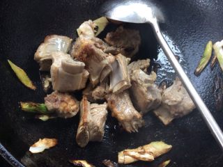 6、了不起的小番茄+番茄山药炖排骨,加入排骨煸炒至少有点焦边