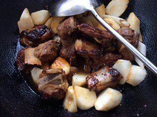 7、了不起的小番茄+番茄山药炖排骨,加入少许糖，生抽，捞出，翻炒均匀，放山药翻炒