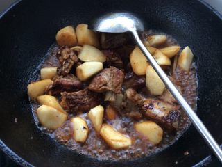 8、了不起的小番茄+番茄山药炖排骨,加入少许排骨汤，烧开