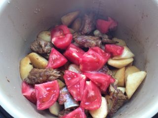 9、了不起的小番茄+番茄山药炖排骨,倒入压力锅中，把番茄放上面，盖好盖子，压15分钟