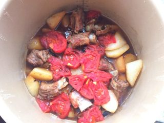 10、了不起的小番茄+番茄山药炖排骨,压好后放入少许盐和鸡精