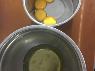 1、蛋糕卷,先分蛋，特别是蛋清盆里要求无油无水，才利于后面的打发