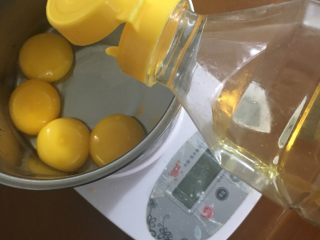 2、蛋糕卷,加入油