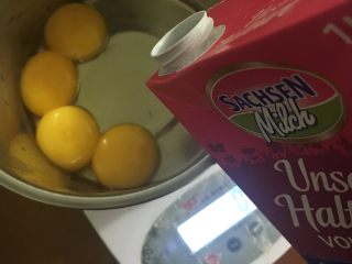 3、蛋糕卷,倒入牛奶