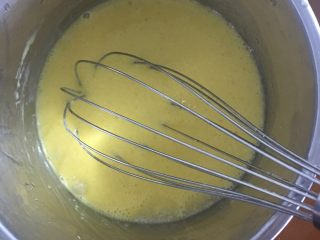 4、蛋糕卷,手动打蛋器充分地搅拌均匀