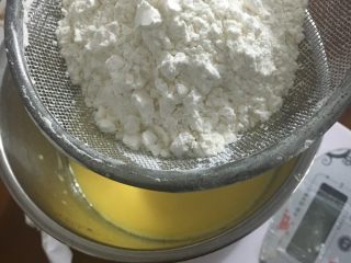 5、蛋糕卷,过筛加入面粉