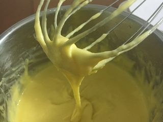 6、蛋糕卷,打蛋器划之字形搅匀面粉，不要过度搅打防止面粉起筋，无颗粒提起有流动性即可