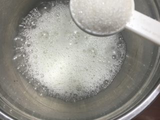 8、蛋糕卷,接着打蛋白，打至起大泡加入1/3的糖