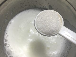 9、蛋糕卷,继续打发至细腻的程度加1/3糖