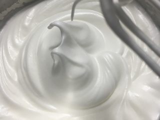 11、蛋糕卷,蛋白打发到有小弯钩，比较软的时候就可以了