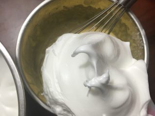 12、蛋糕卷,取一小半的蛋白糊放入蛋黄糊的盆里