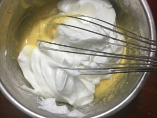 13、蛋糕卷,用手动打蛋器先搅匀，其实只要蛋白打发的好，根本不用怕怎么搅的，当然也不能转圈的搅，也是划之字形
