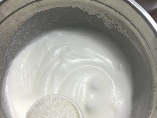 10、蛋糕卷,最后打发至有纹路时再加1/3的糖