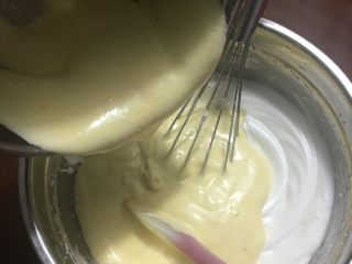 16、蛋糕卷,再倒回蛋白盆里