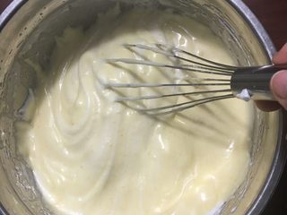 17、蛋糕卷,还是先手动打蛋器搅匀，不用担心会消泡的