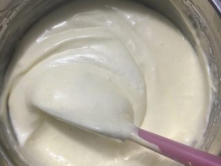 18、蛋糕卷,最后几下还是用刮刀沿着盆壁铲干净面糊搅匀