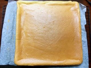 23、蛋糕卷,到时间后取出再震一下烤盘