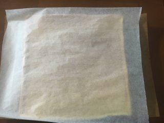 24、蛋糕卷,取一张油纸覆在蛋糕胚上