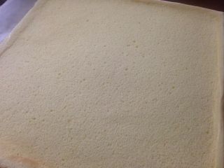 25、蛋糕卷,把蛋糕胚倒扣在油纸上，除去油布