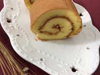 26、蛋糕卷,还有余温时，涂上沙拉酱撒上肉松，卷起定型，稍后就能切段装盘开动啦！