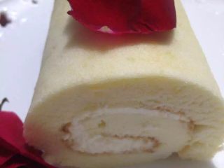 27、蛋糕卷,如果要反卷的话，就事先要再有个翻面的步骤，然后打发点淡奶油挤好，夹上喜欢吃的水果卷起，就是另外一种味道啦。