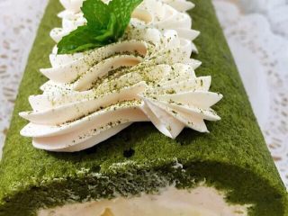 29、蛋糕卷,再放一条抹茶味的，做的时候往面粉里添加5克的抹茶粉，即可做成