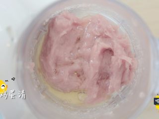 2、补铁又补钙的辅食，你给宝宝做了么？,加入鸡蛋清和玉米淀粉，继续搅拌均匀