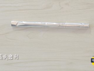 5、补铁又补钙的辅食，你给宝宝做了么？,挤好后将锡箔纸慢慢地卷起来，卷的时候稍微压实一点