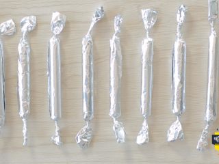 6、补铁又补钙的辅食，你给宝宝做了么？,将卷好后的锡箔纸两端拧成麻花