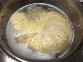 7、蚝油双菇拌面#一碗面条#,锅内放适量水煮沸，倒入面条和少许盐，将面条煮熟。