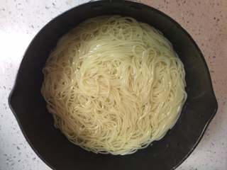 8、蚝油双菇拌面#一碗面条#,面条捞出后过一下凉白开，然后沥干水分，放入盘中。