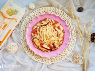 9、蚝油双菇拌面#一碗面条#,最后加入炒好的耗油双菇拌匀即可食用。