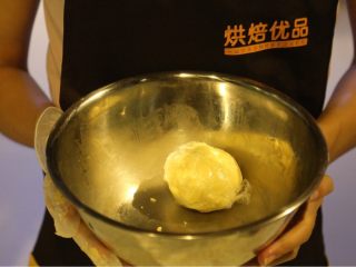 3、不一样的黄金月饼酥,油酥所有材料混合，揉成团，揉不粘手不粘锅的状态，保鲜膜包好，松弛约1个小时