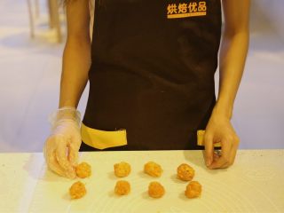 7、不一样的黄金月饼酥,将拌好的肉松蛋黄分成8个13克的黄金肉松团