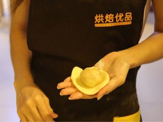16、不一样的黄金月饼酥,擀成圆，包上黄金肉松团，搓圆放在烤盘上