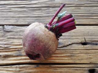 1、甜菜头炒肉末-甜菜头吃法之二,甜菜头就是这样的，市场买来的很丑，外面还有泥，其貌不扬，一般总冷落在一个角落。因为很多人不知道如何吃，所以销量估计也一般，大家也没太关注。