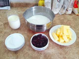 1、美腻坏了的蔓越莓曲奇饼干,准备所需材料，黄油提前从冰箱取出，室温或微波加热，软化至用手轻轻一按就留印的状态。