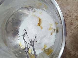 2、美腻坏了的蔓越莓曲奇饼干,黄油+糖粉打发至蓬松状态，打发后的黄油质地轻盈、颜色变浅、体积变大。