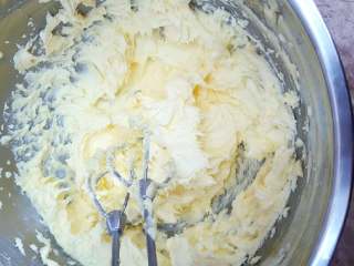 3、美腻坏了的蔓越莓曲奇饼干,分3-5次往打发好的黄油中添加淡奶油，要求少量多次，每次淡奶油与黄油混合均匀后再添加淡奶油。