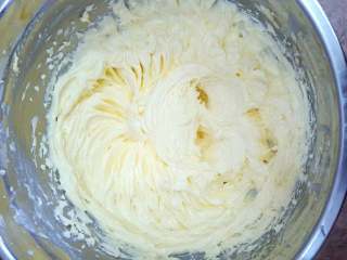 4、美腻坏了的蔓越莓曲奇饼干,与淡奶油充分混合打发后的奶油霜，质地蓬松，颜色味米黄色。（想要白色效果的奶油霜，请购买阿尔卑的黄油，做出来的颜色基本为淡淡的米白）