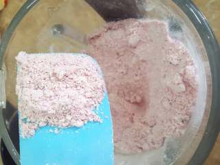 5、美腻坏了的蔓越莓曲奇饼干,蔓越莓干+玉米淀粉+低筋面粉，用研磨机/破壁机打成细腻粉状。假如家里没有研磨机，可以将蔓越莓干切成小粒。家里研磨机功率不大，请务必分次研磨。