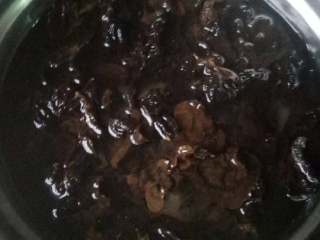 1、黑木耳炒鸡蛋～新手必学,黑木耳泡发至完全绽放。待泡发好，倒入大盆，洗净黑木耳中含有的沙子。