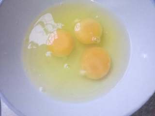 2、黑木耳炒鸡蛋～新手必学,鸡蛋三个，加盐少许，打匀。