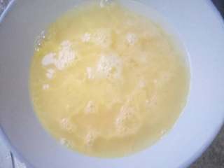 3、黑木耳炒鸡蛋～新手必学,加入少许水，打匀，这样煎出来的鸡蛋比较细嫩。葱姜切粒加入蛋液打匀，没有可以不加。